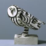 SKULPTURAL in der Hamburger Kunsthalle Pablo Picasso (1881–1973), Die Eule, 1952, 12.12., Gebrannter Ton, bemalt, 34 x 25 x 34,5 cm, Hamburger Kunsthalle, erworben 1956, © Succession Picasso / VG BildKunst, Bonn 2026 © Hamburger Kunsthalle / bpk, Foto: Elke Walford